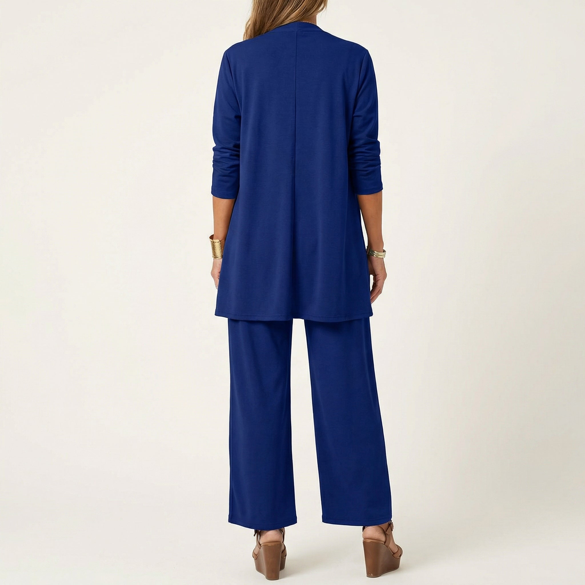 Ensemble minimaliste 3 pièces Vivienne par Danoir Paris, comprenant haut, pantalon et veste en tissu léger, vue de face.