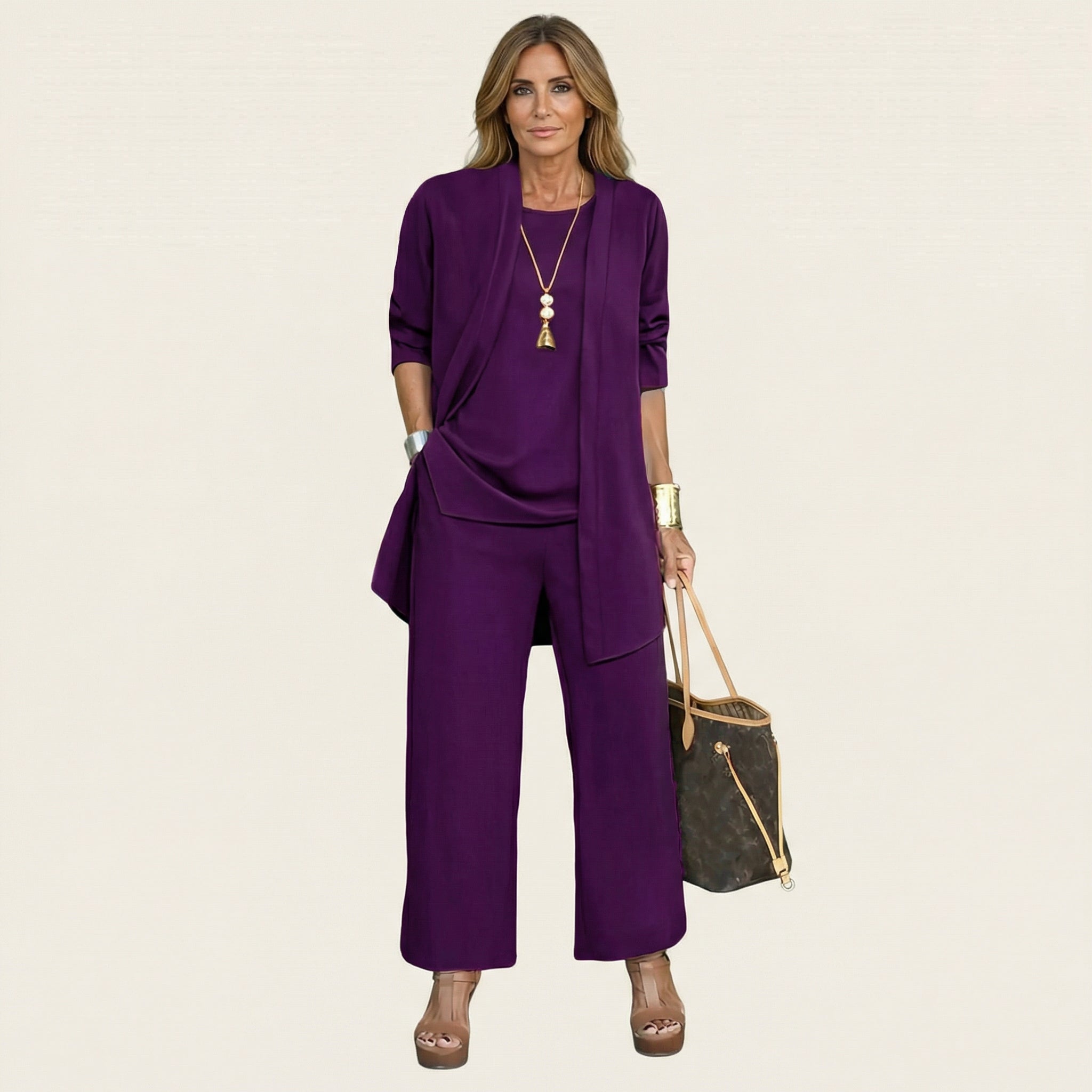 Ensemble minimaliste à trois pièces Vivienne par Danoir Paris, montrant le haut, le pantalon et la veste en tissu léger.