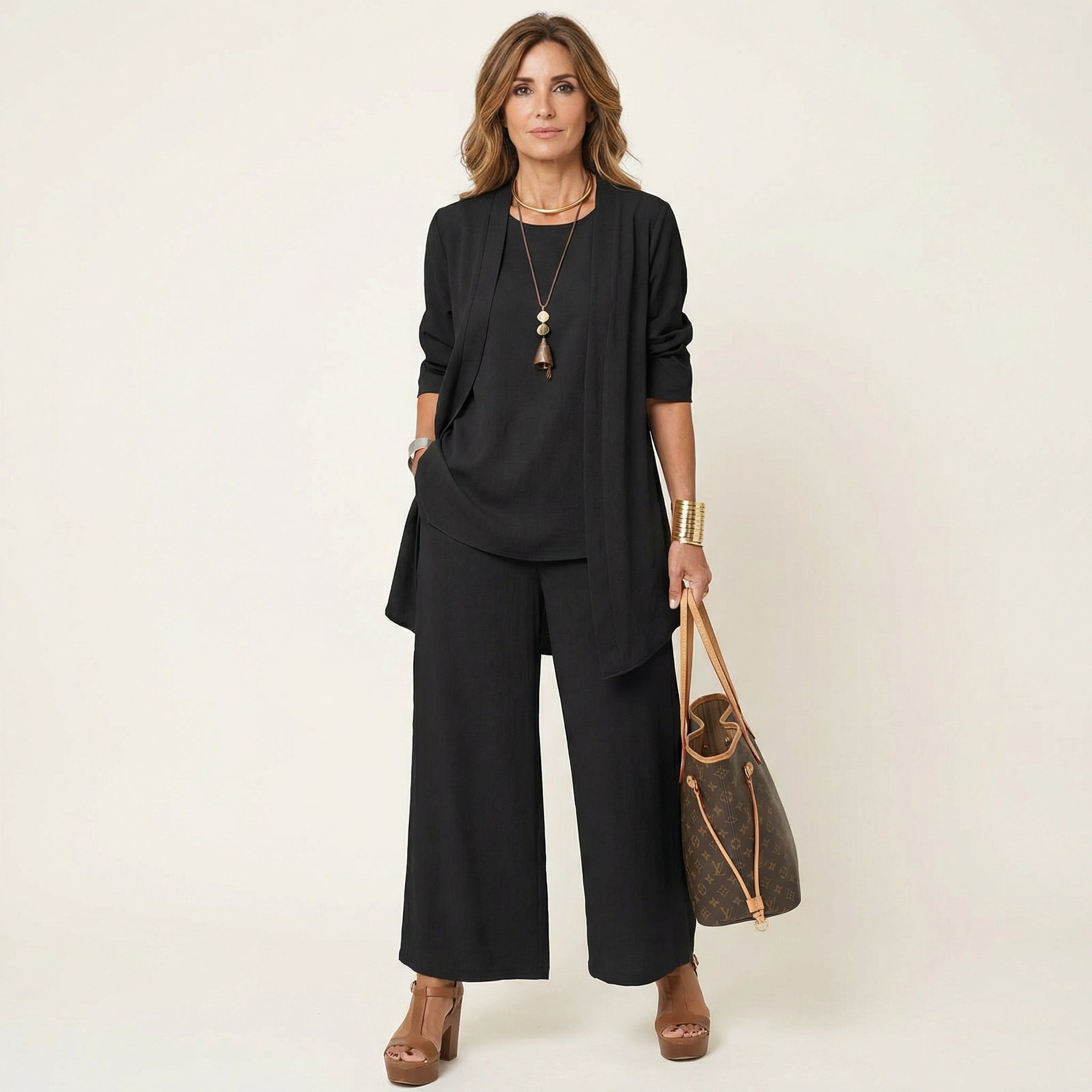 Ensemble minimaliste Danoir Paris Vivienne 3 pièces, vêtements élégants et simples, vus en gros plan dans l'image.