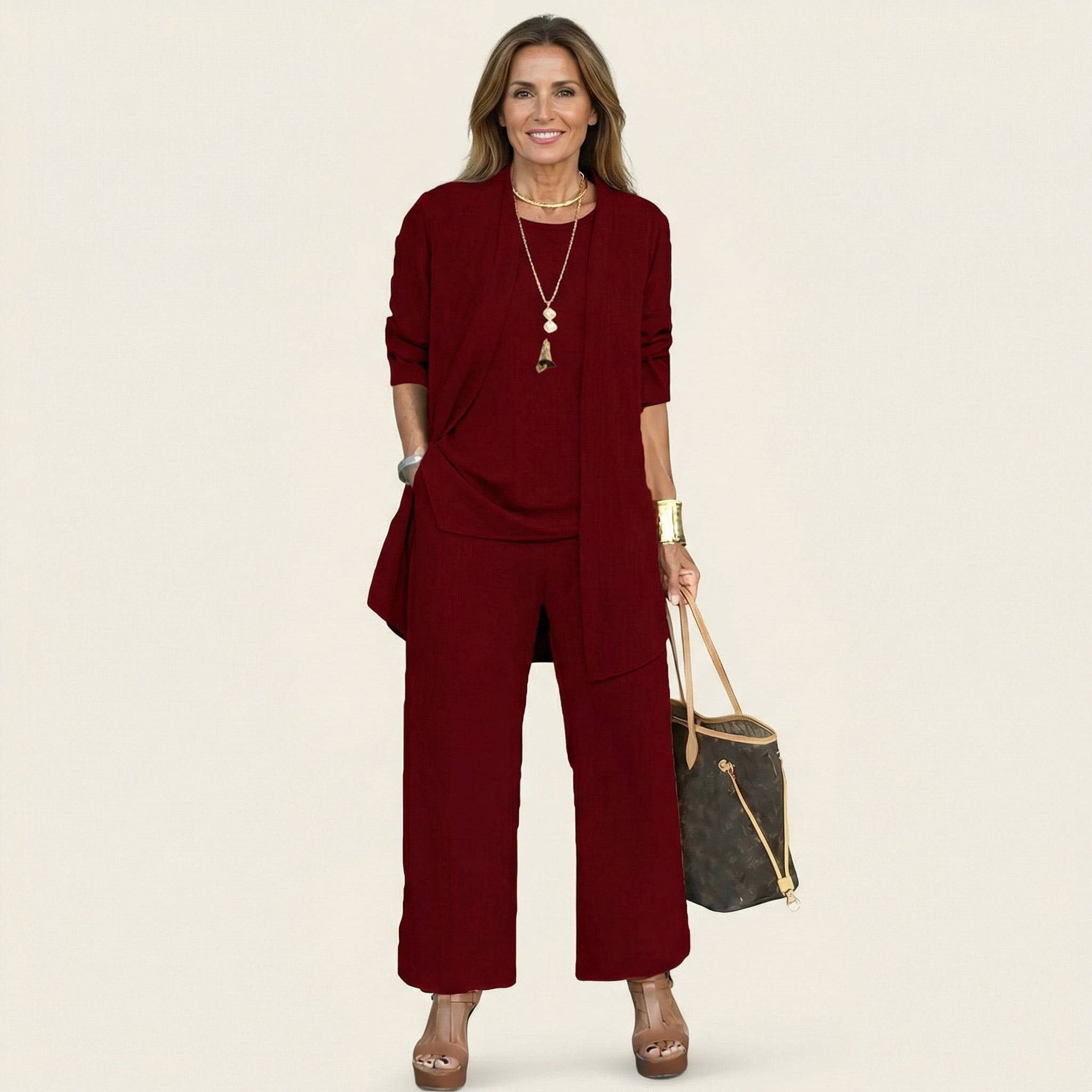 Ensemble minimaliste trois pièces Vivienne de Danoir Paris, comprenant un haut, un pantalon et un blazer en tissu léger.