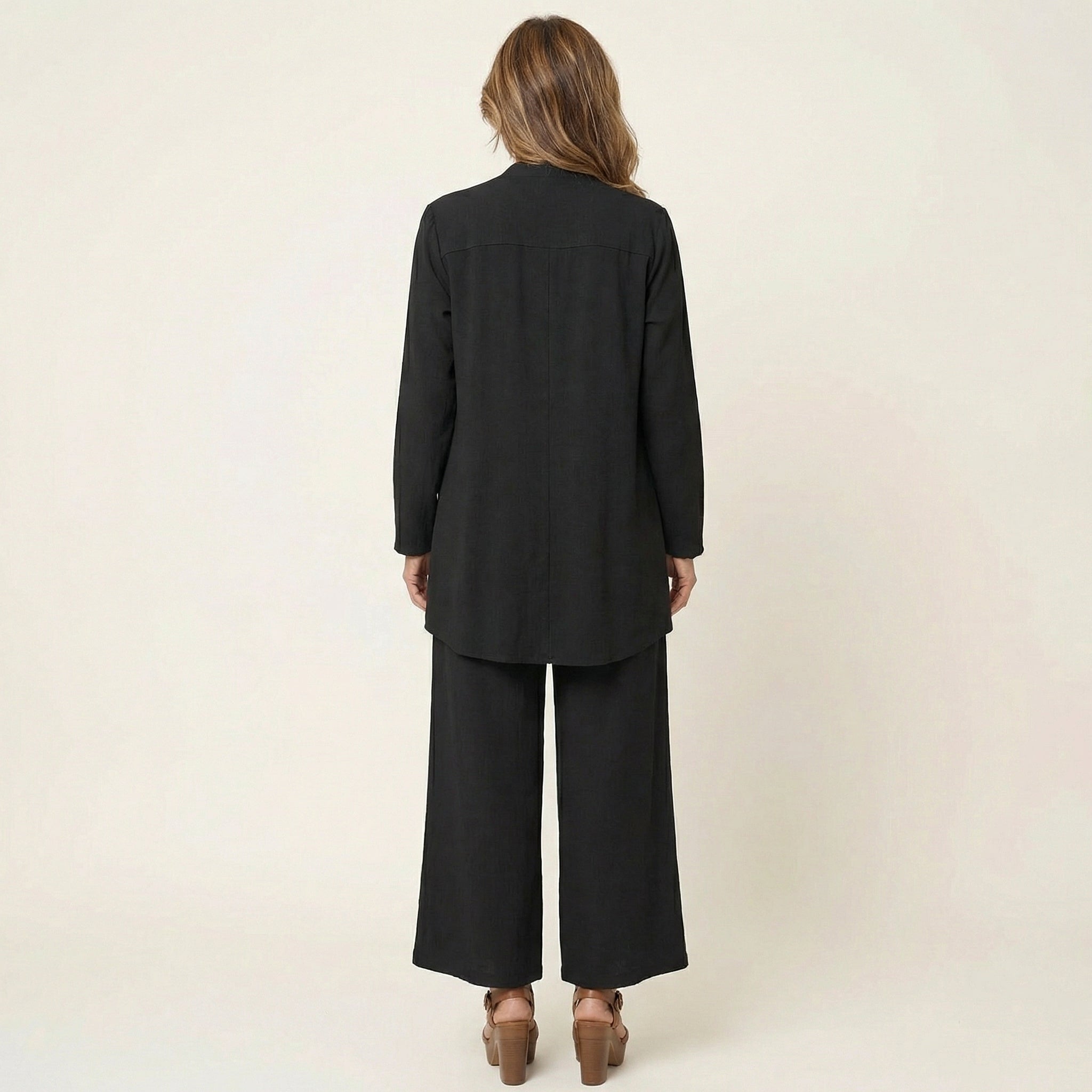 Ensemble minimaliste 3 pièces Vivienne de Danoir Paris, comprenant un haut, un pantalon et un blazer en tissu léger.