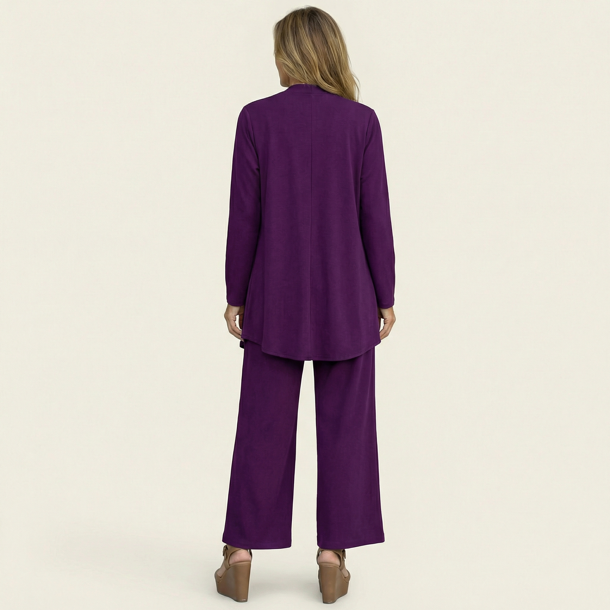 Ensemble minimaliste 3 pièces Vivienne de Danoir Paris, comprenant un haut, un pantalon et un blazer beige, vue en détail.