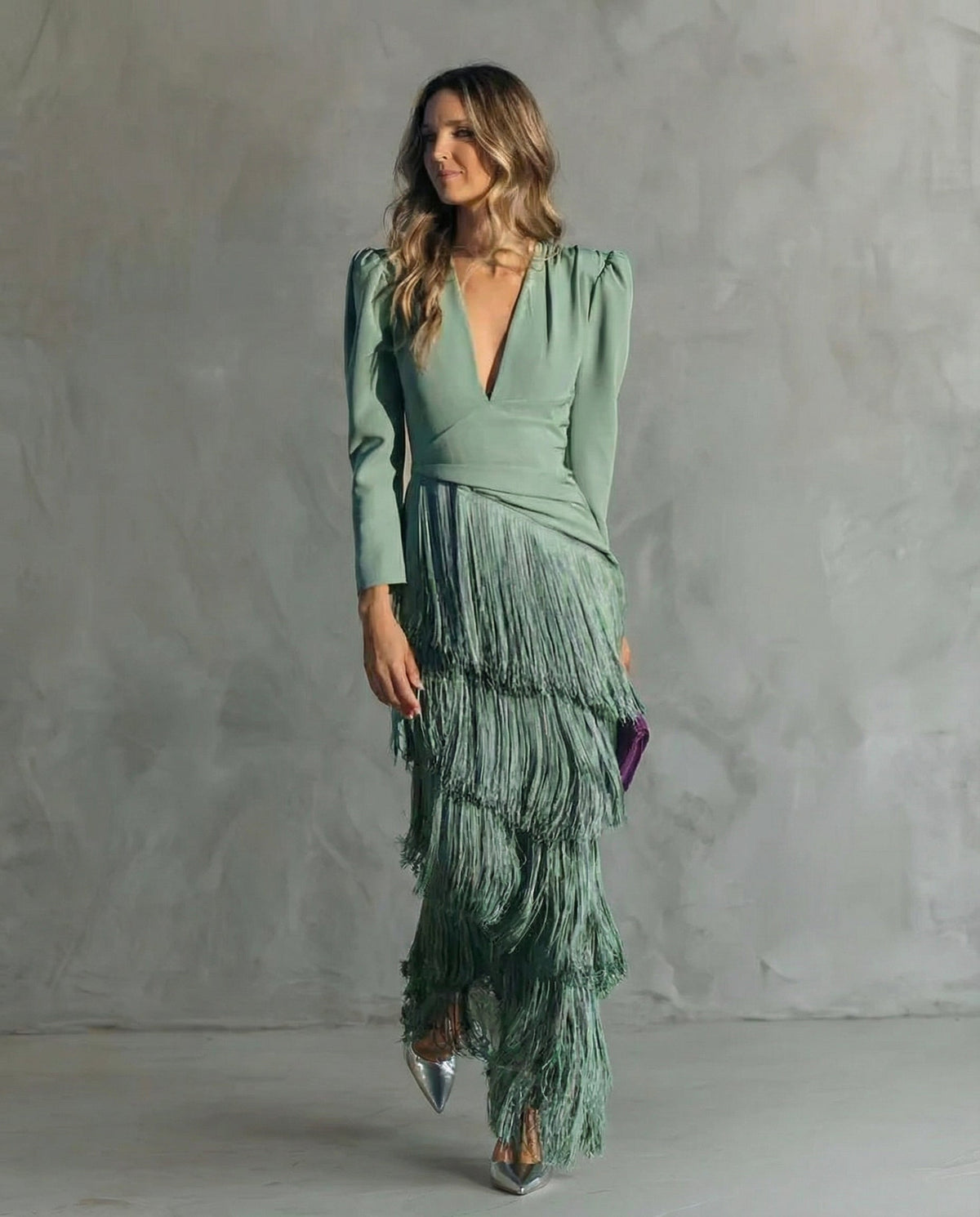 Robe midi pour femme Chiara de Danoir Paris avec manches à franges, tissu léger et style élégant, vue de face.