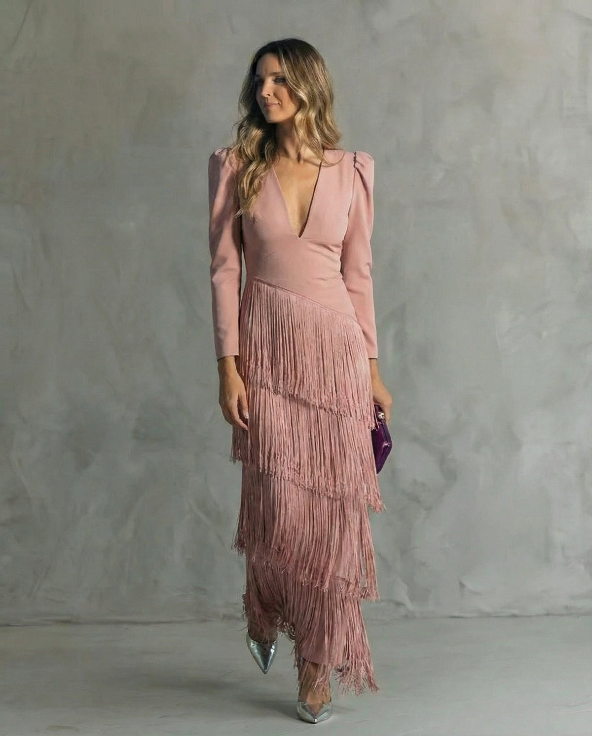 Robe midi pour femme Chiara de Danoir Paris avec manches à franges, élégante et fluide, portée sur un mannequin.