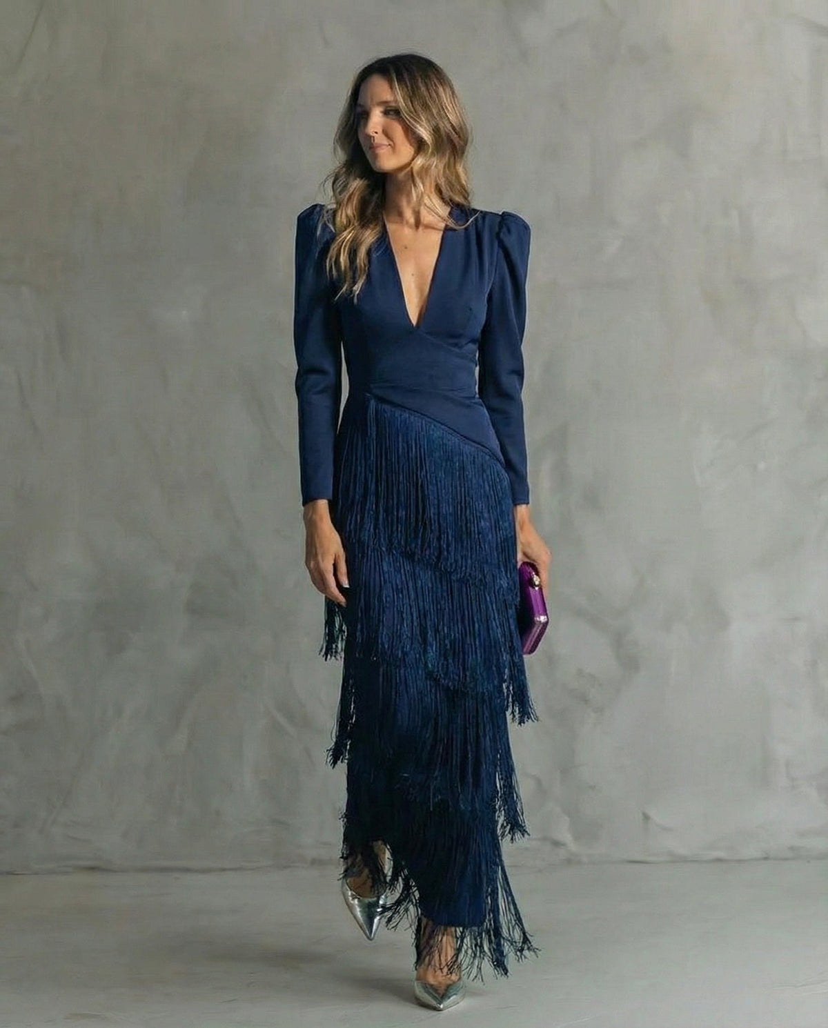 Robe midi pour femme Chiara de Danoir Paris avec manches à franges et style élégant, portée sur un fond neutre.