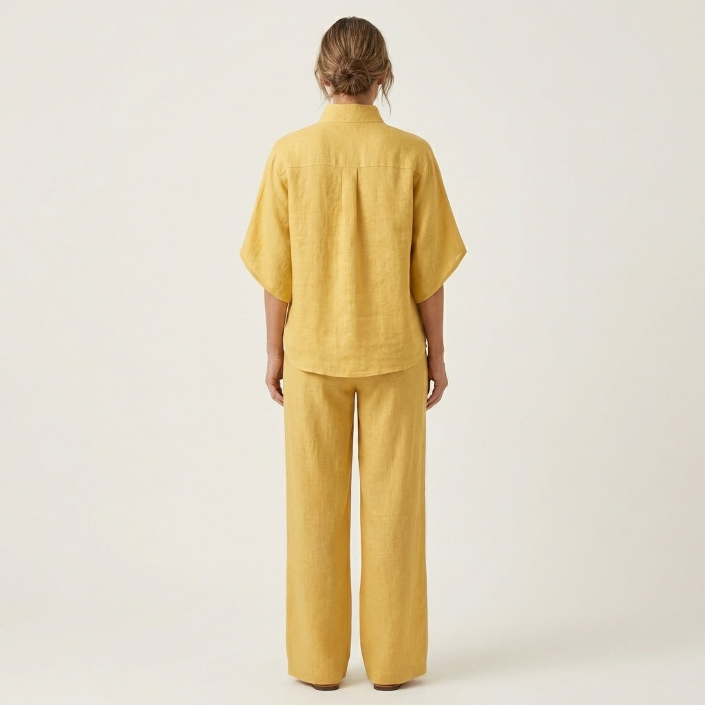 Ensemble deux pièces Zerah de Danoir Paris, vêtement confortable en tissu doux, porté par une mannequin debout.