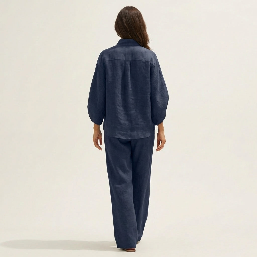 Ensemble deux pièces Zerah de Danoir Paris, vêtement confortable en tissu doux, porté par une femme, couleur neutre.