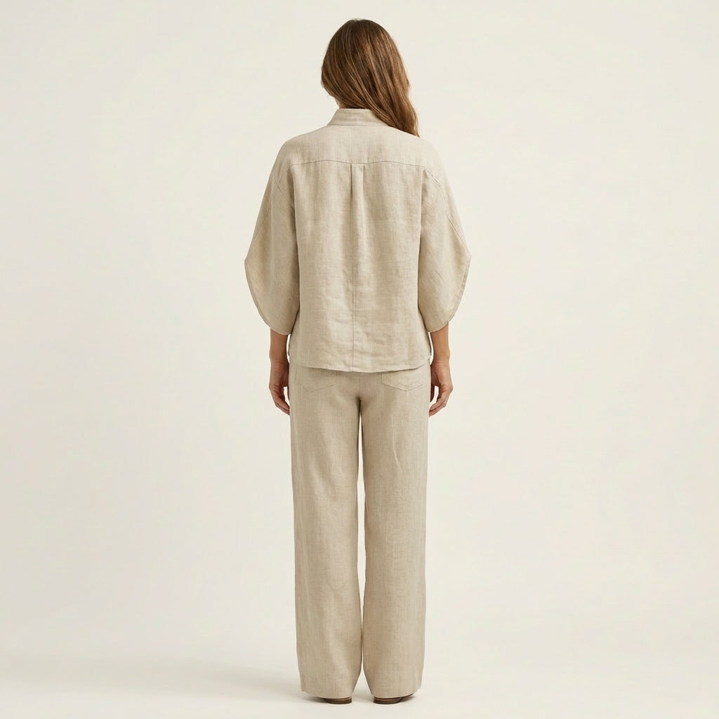 Ensemble deux pièces Zerah de Danoir Paris, vêtement féminin élégant avec détails en tissu doux, porté par une femme.