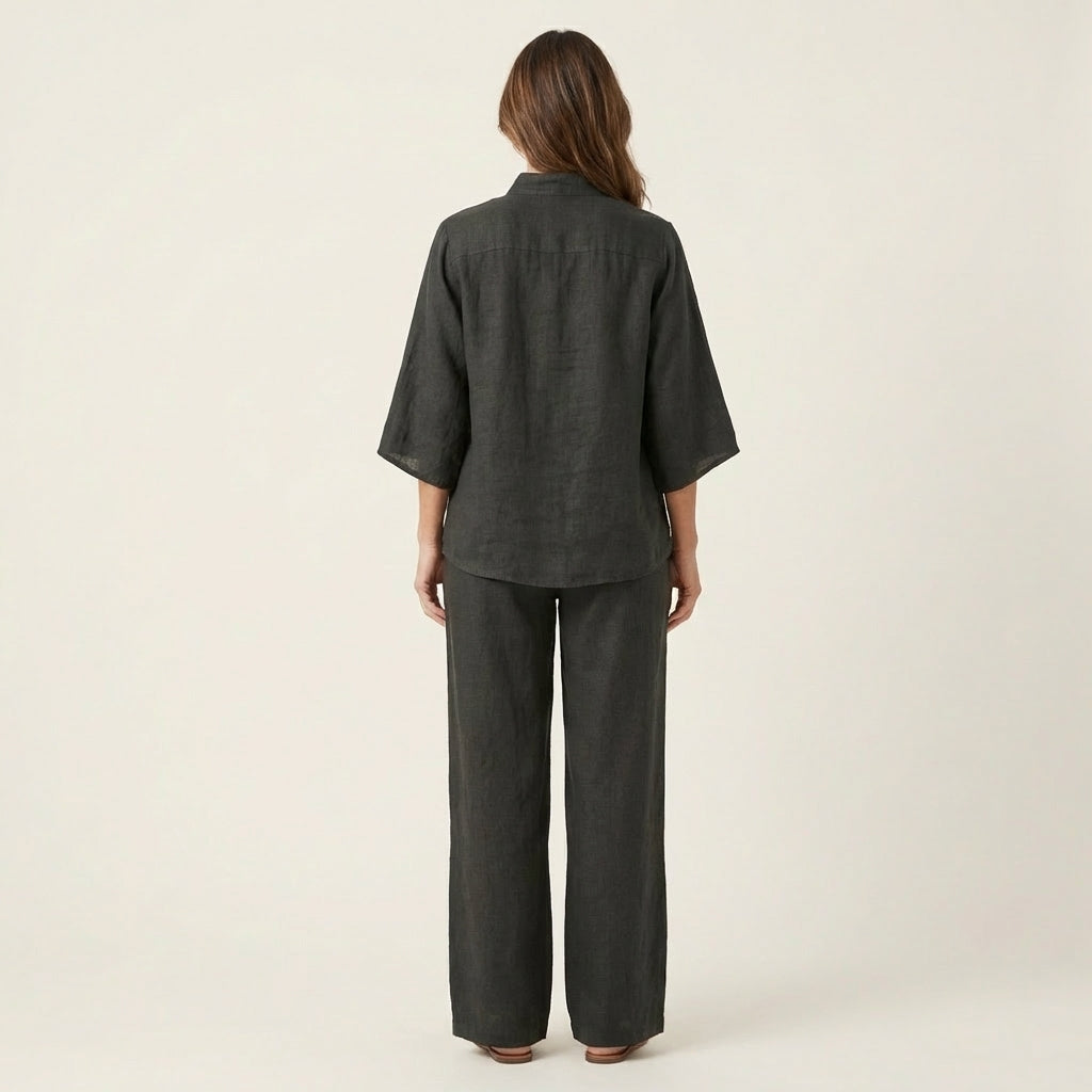 Ensemble deux pièces Zerah de Danoir Paris, haut et pantalon en tissu doux, porté par mannequin blanc dans un look élégant.