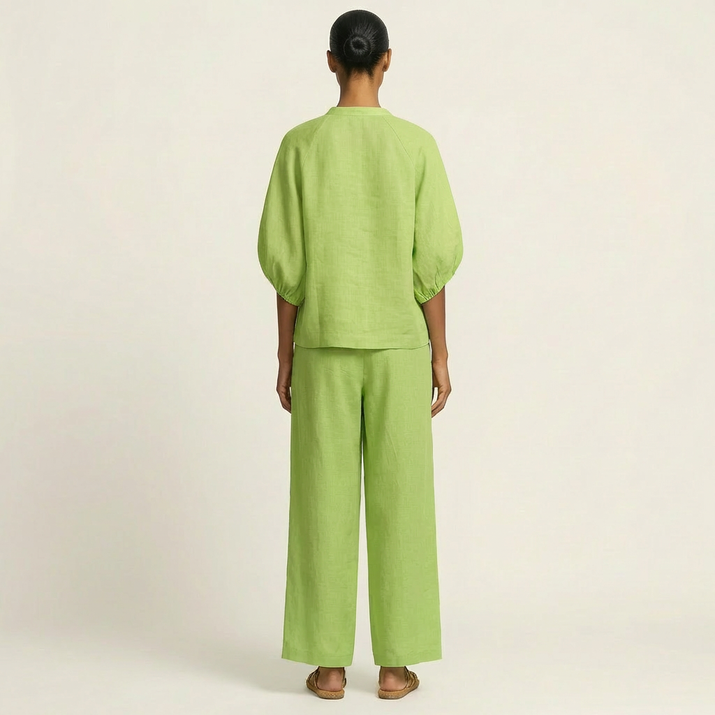 Ensemble à manches bouffantes avec zip de Danoir Paris, style moderne, en tissu léger, porté sur un modèle.