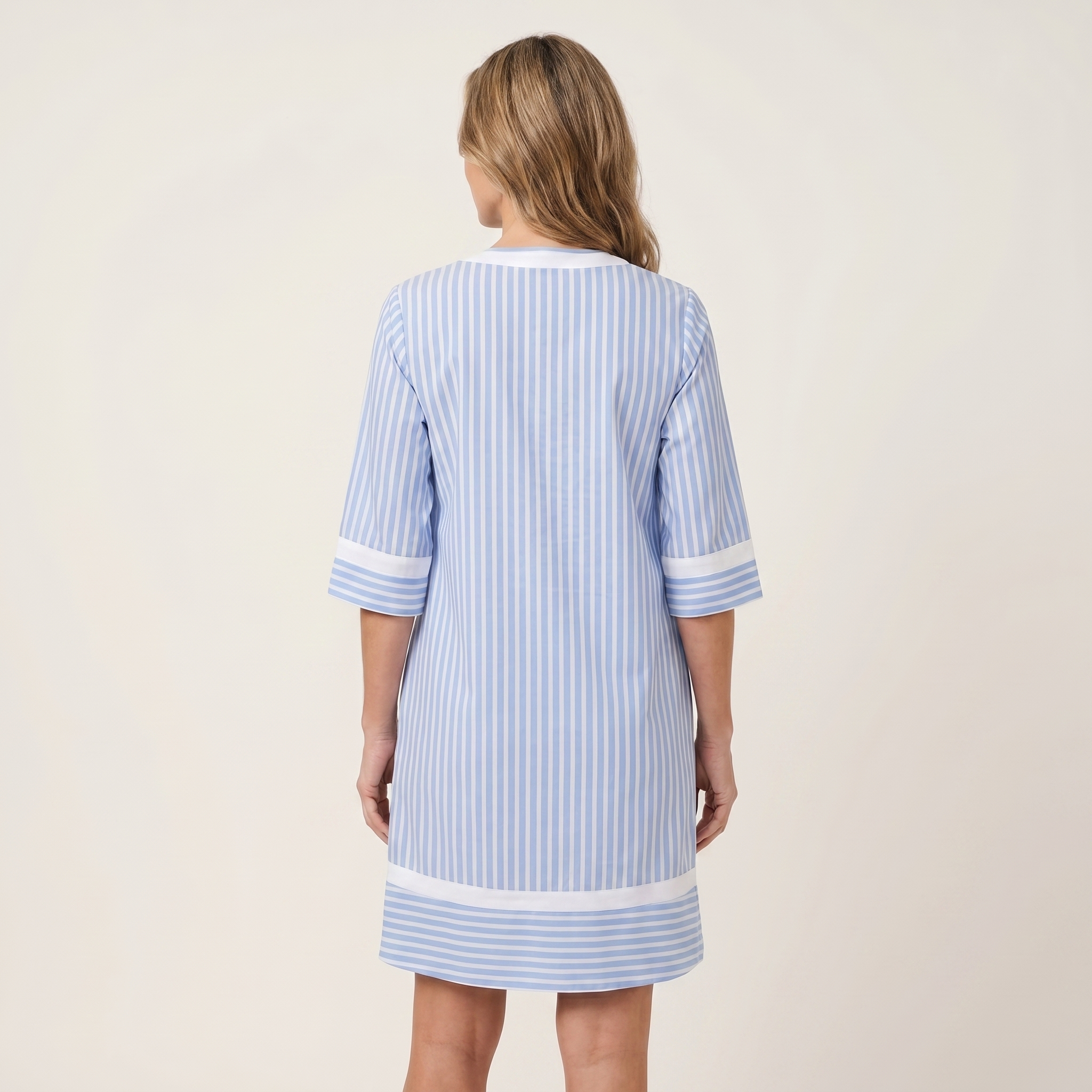 Ensemble T-shirt robe en coton rayé avec détails contrastés, Danoir Paris, vue de l'avant sur un mannequin.