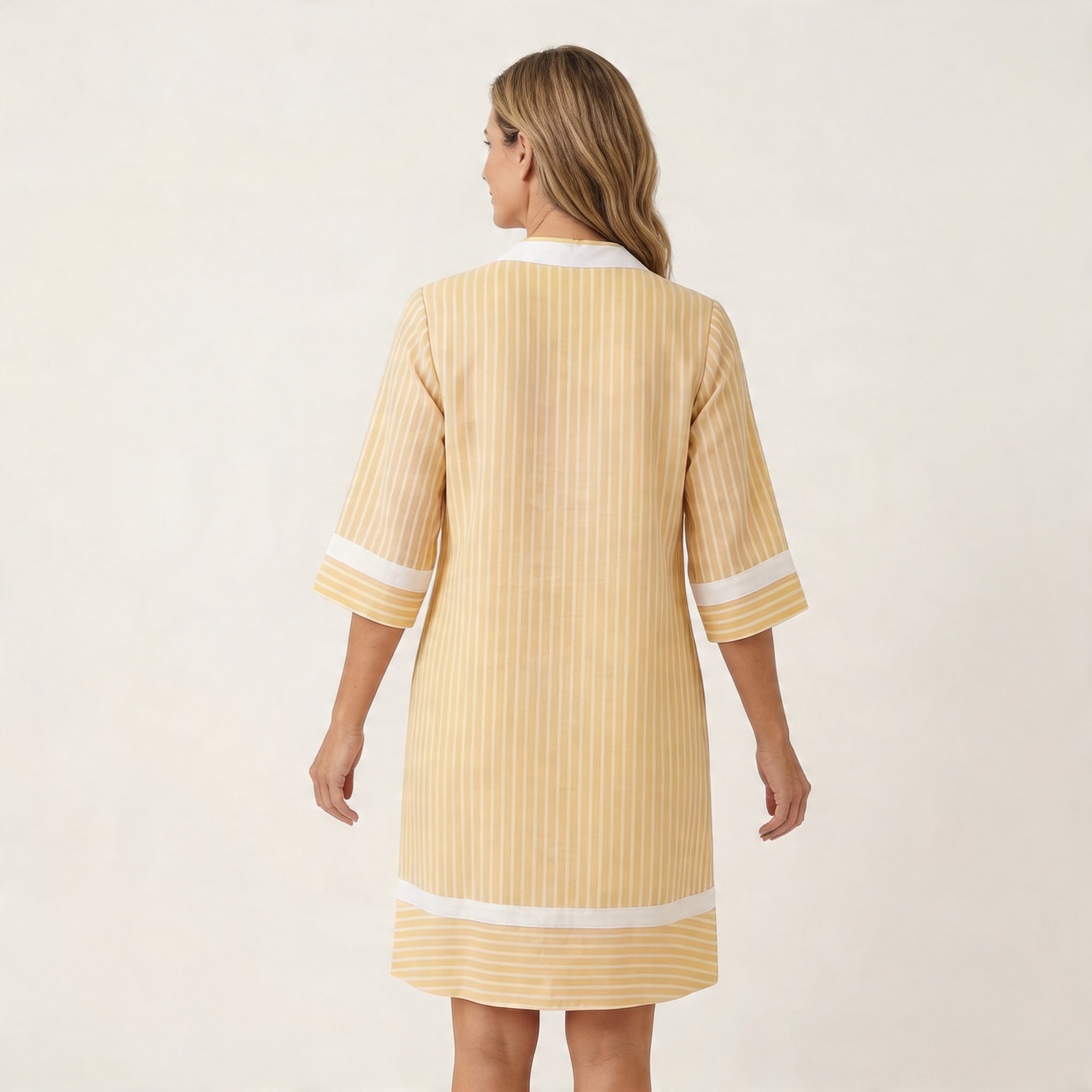 Ensemble T-shirt robe en coton rayé Danoir Paris avec détails contrastés, look décontracté et confortable.