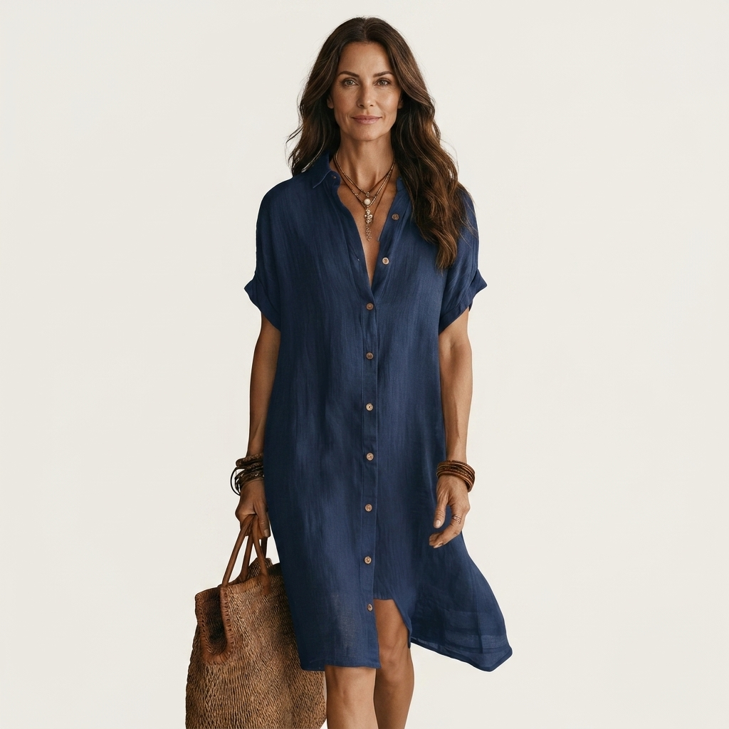 Robe chemise midi Nidalie de Danoir Paris avec manches retroussées, tissu léger et coupe fluide, portée avec ceinture.