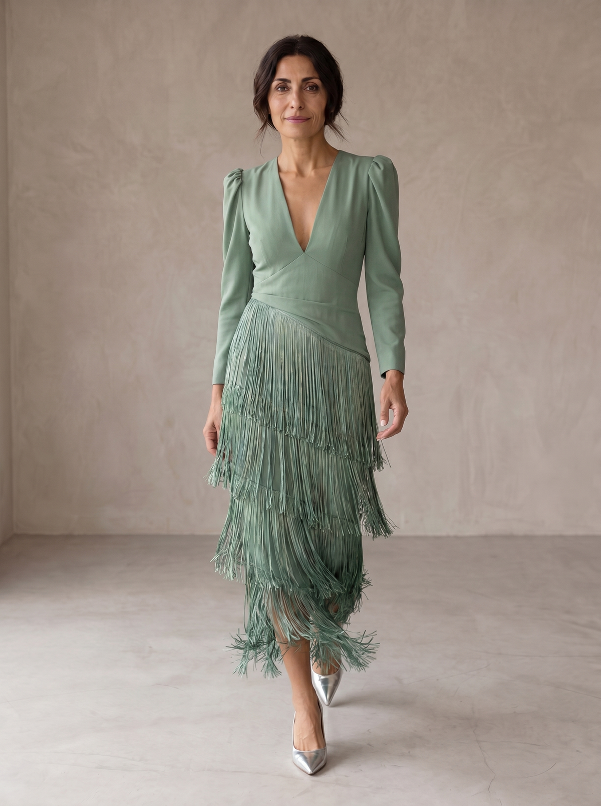 Robe midi femme Chiara de Danoir Paris avec manches à franges, look élégant et tendance, tissu léger et fluide.