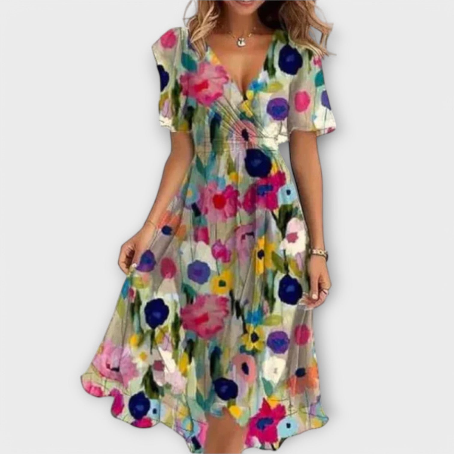 Robe élégante Clara de Danoir Paris, vêtement féminin en tissu fluide avec détails sophistiqués, portée pour une occasion spéciale.