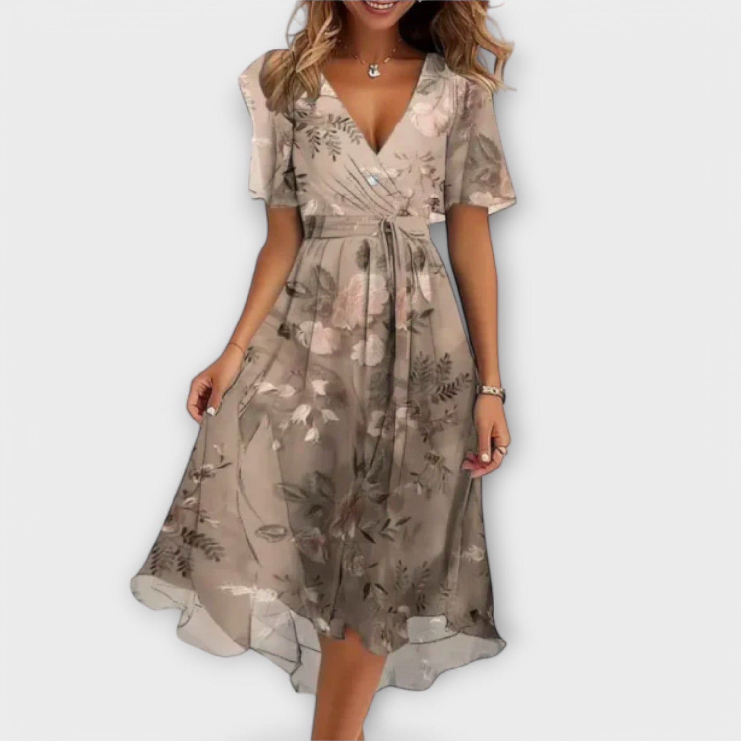Robe élégante Clara de Danoir Paris, tissu fluide, coupe ajustée, avec détails raffinés, portée sur un fond neutre.