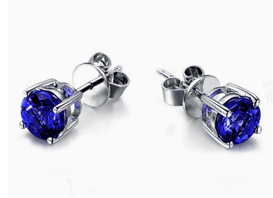 Boucles d'oreilles Danoir Paris en sapphires princesse minimalistes, or blanc, montrant le design élégant et brillant.