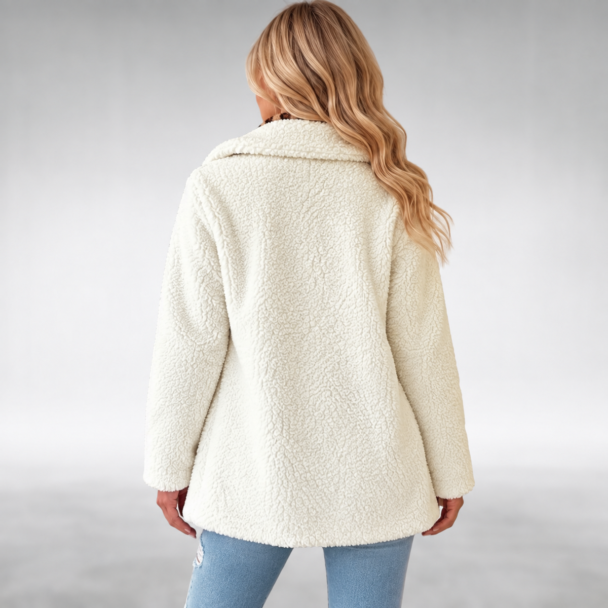 Manteau Teddy Léopard Danoir Paris, veste chaude avec motif léopard, en peluche douce, portée ouverte sur un fond neutre.