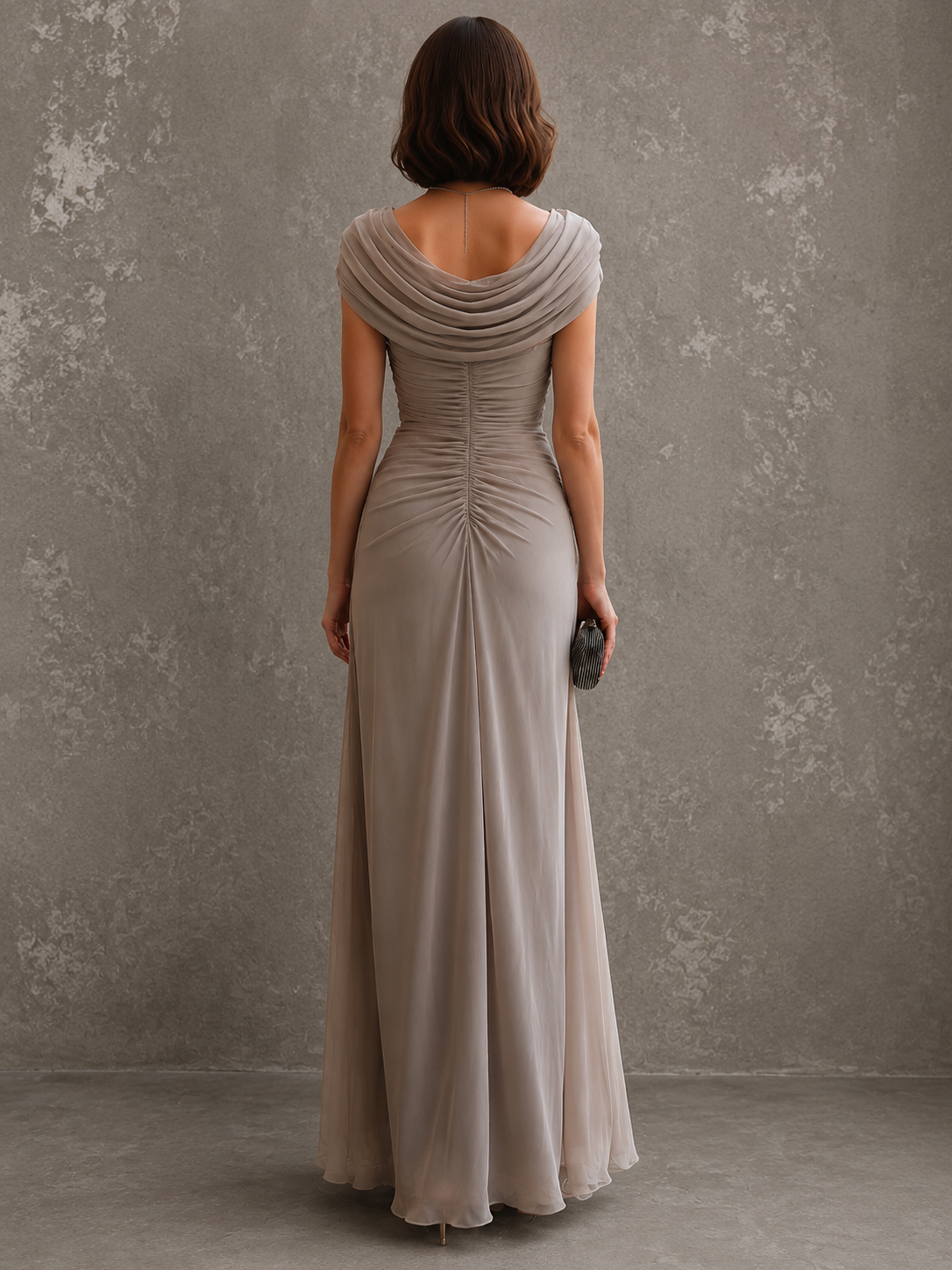 Robe longue sans manches Maëlle de Danoir Paris, drapée, portée par une femme dans une ambiance élégante.