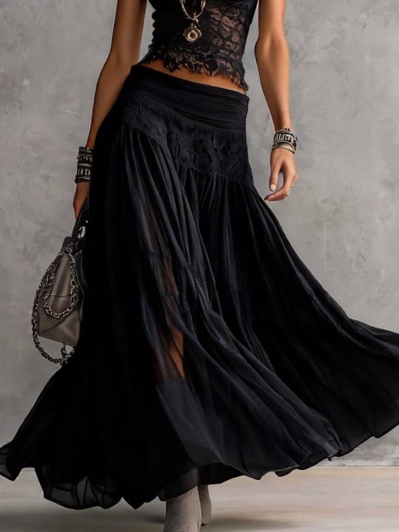 Ensemble assorti Danoir Paris avec haut en dentelle transparente noir et jupe longue plissée.
