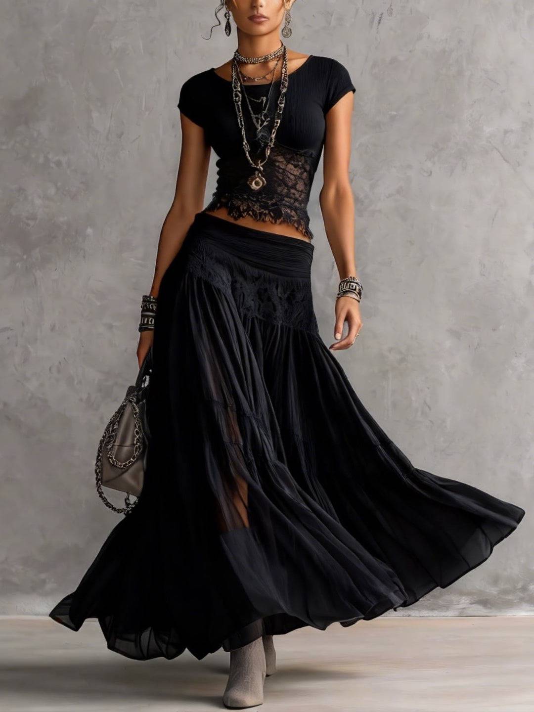 Ensemble coordonné Danoir Paris avec haut en dentelle transparente noir et jupe maxi plissée, porté sur mannequin.
