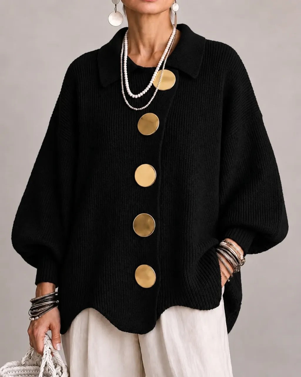 Cardigan oversize à boutons avec col de la marque Danoir Paris, en laine douce, porté sur un mannequin.