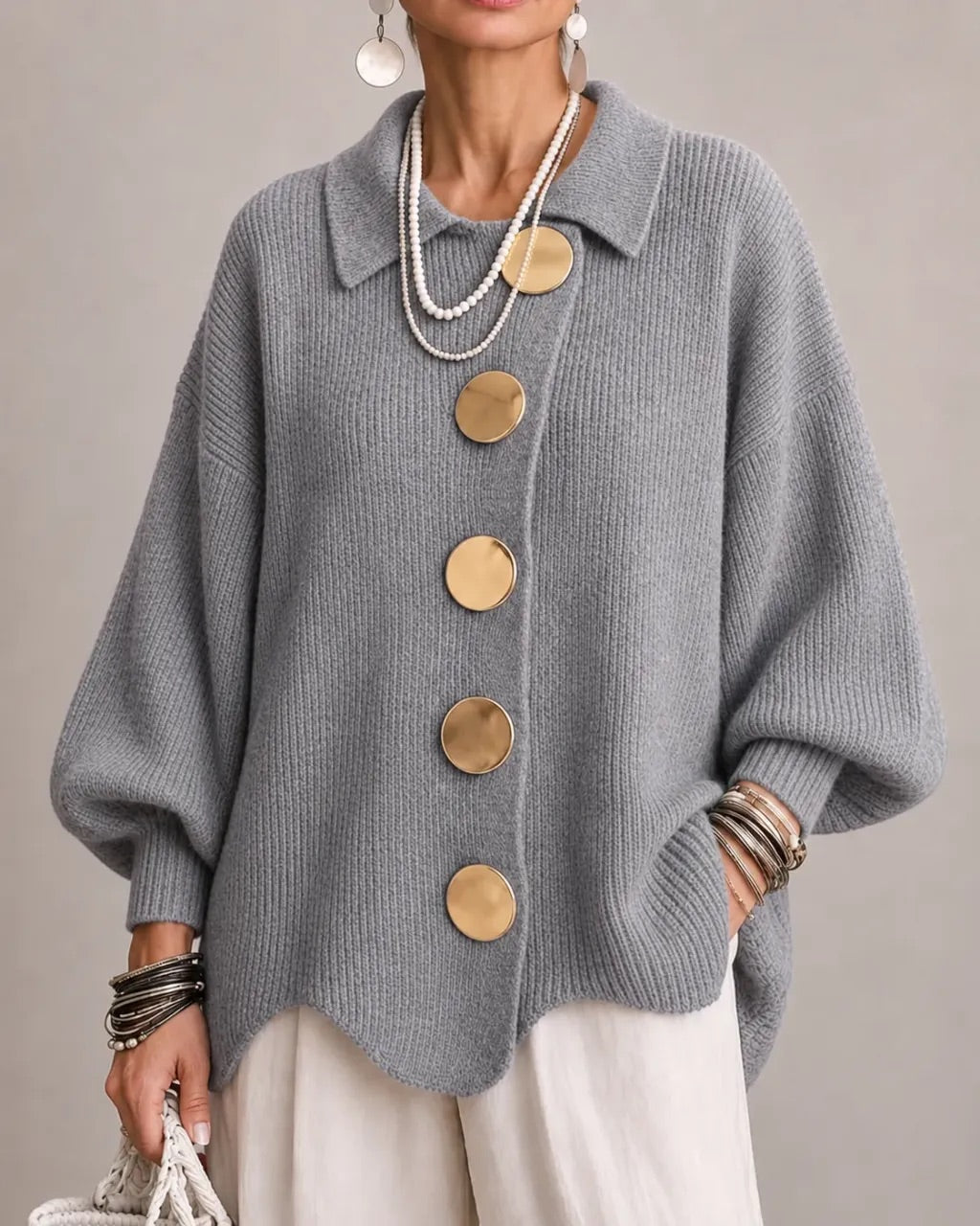 Cardigan oversize Danoir Paris Karina avec boutons et col, tissu doux et confortable, porté avec manches longues.