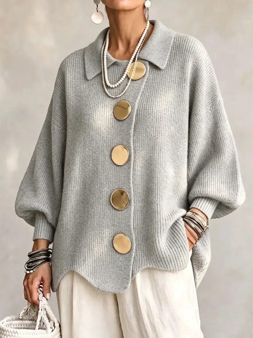 Cardigan oversize boutonné Danoir Paris Karina avec col en maille gris clair, porté avec manches longues.