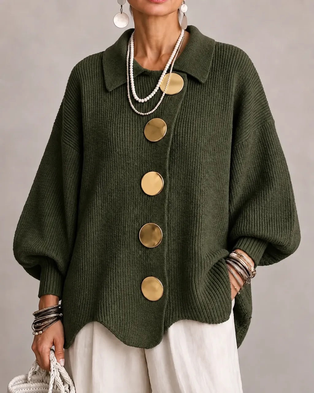 Cardigan oversize Danoir Paris avec boutons et col, élégant et confortable, en tissu doux, porté de face.