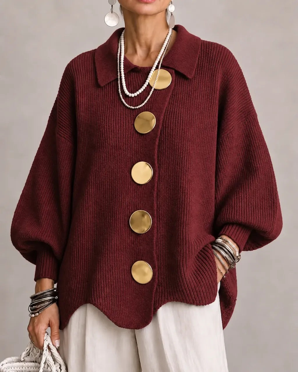 Cardigan oversize Danoir Paris Karina avec boutons et col, en laine douce, porté sur un mannequin.