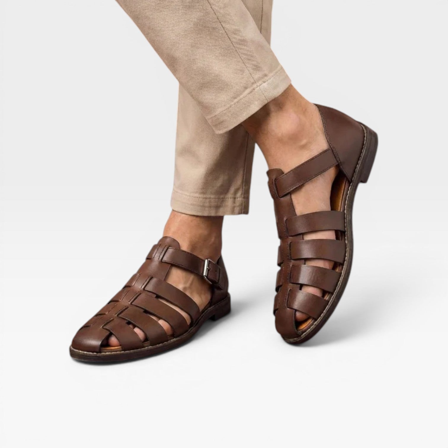 Sandales fisherman en cuir pour hommes Danoir Paris, style estival classique à bout fermé avec boucle.