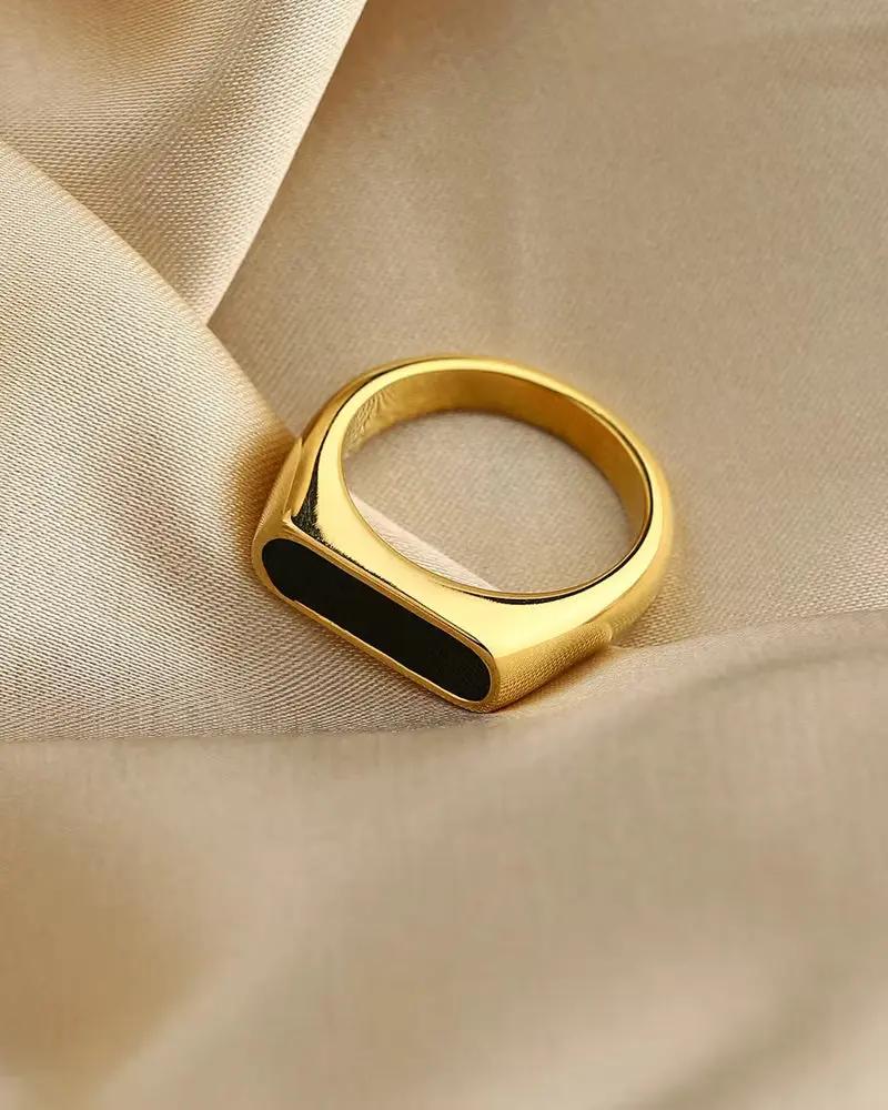 Bague en obsidienne de la marque Old Money, anneau noir brillant avec finition lisse, vue en gros plan sur l'anneau.