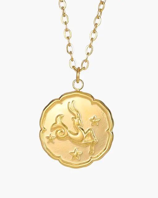 Collier zodiac du signe Aries en or, bijou élégant de la marque Old Money, visible avec pendentif gravé zodiac.