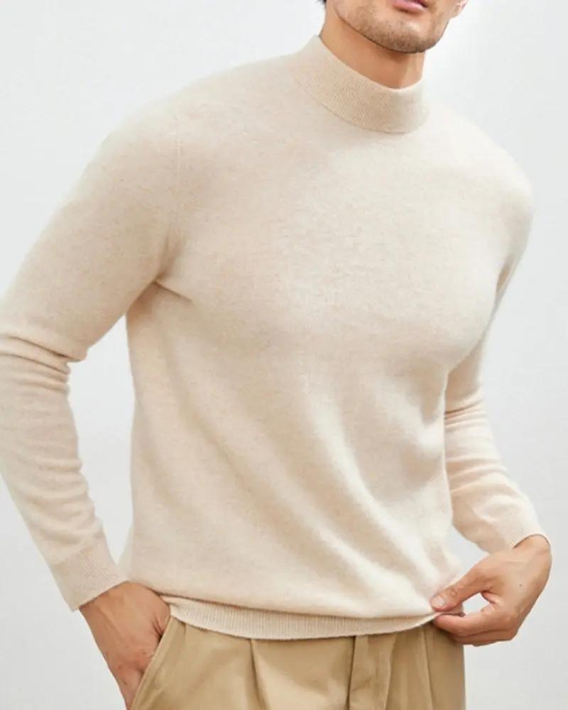 Pull-over en cachemire et laine beige Old Money, col roulé, vue de face, tissu doux et confortable.