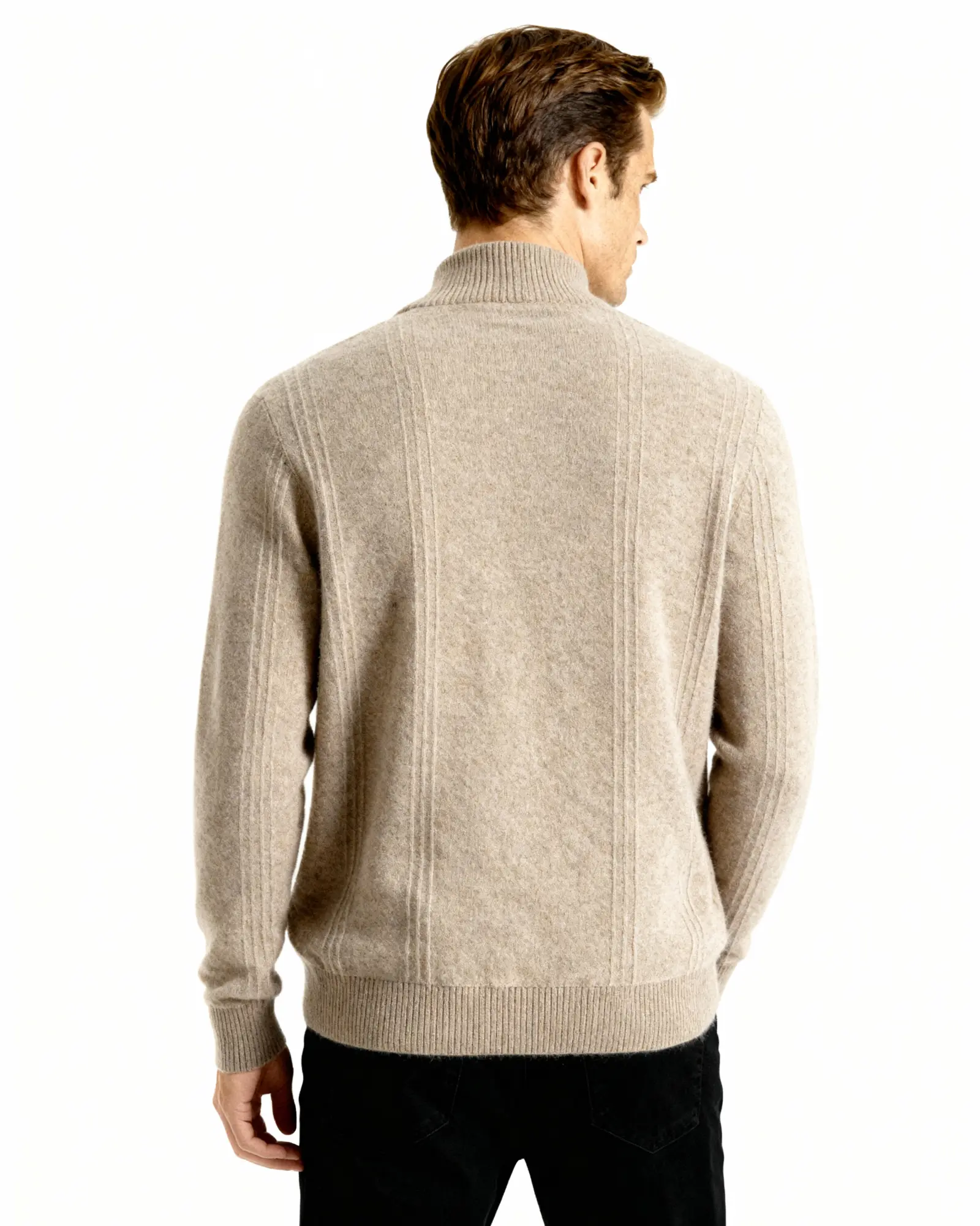 Pull en cachemire beige Old Money à col ras du cou, mi-zip côtelé, douceur et élégance pour un style sophistiqué.