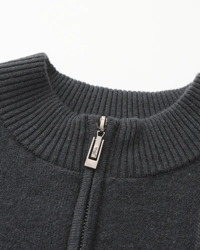 Pull en cachemire beige Old Money à col montant rasé, finition côtelée, doux et chaud, style décontracté et élégant.