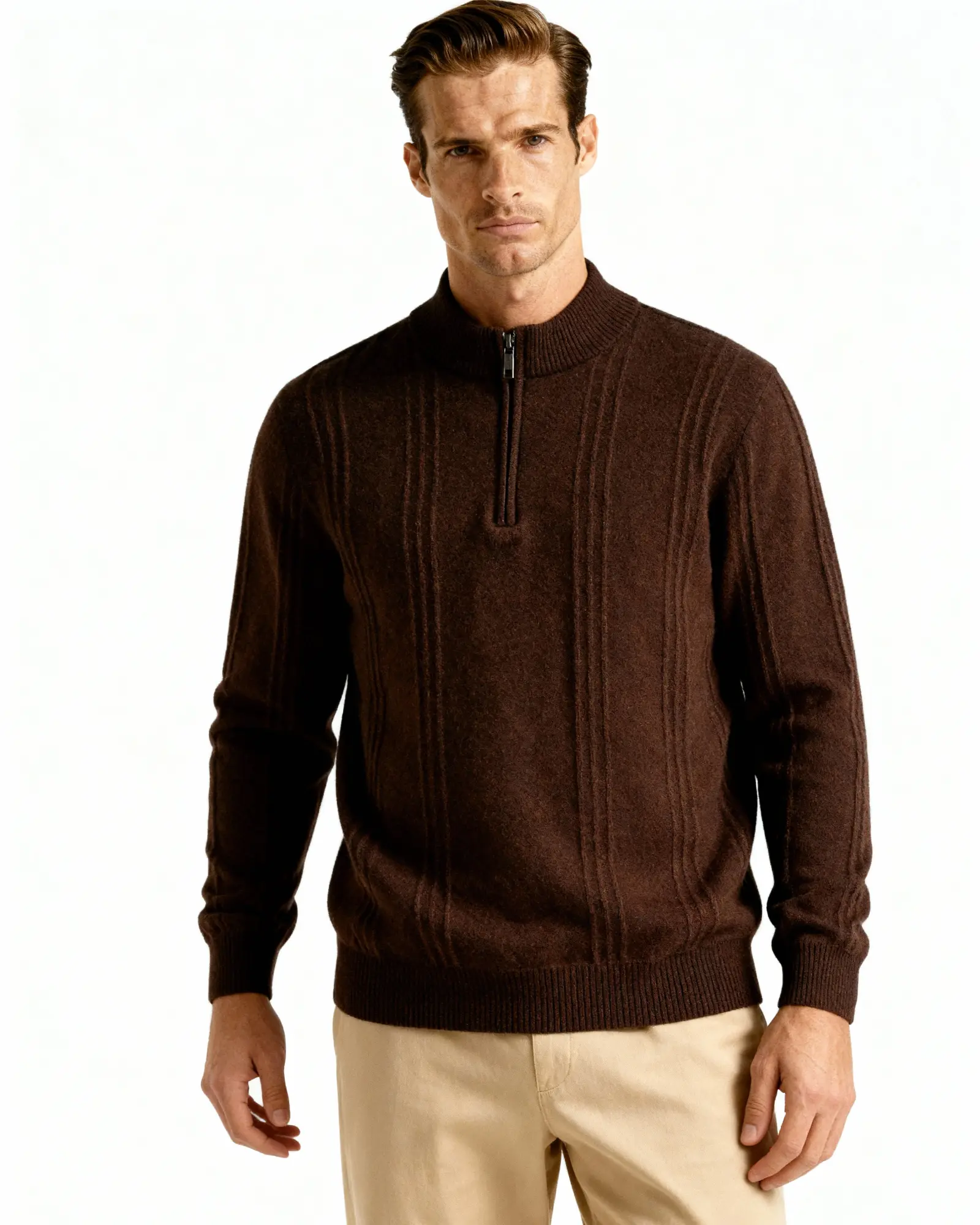 Pull en cachemire beige Old Money à col half-zip en maille côtelée, doux et élégant.