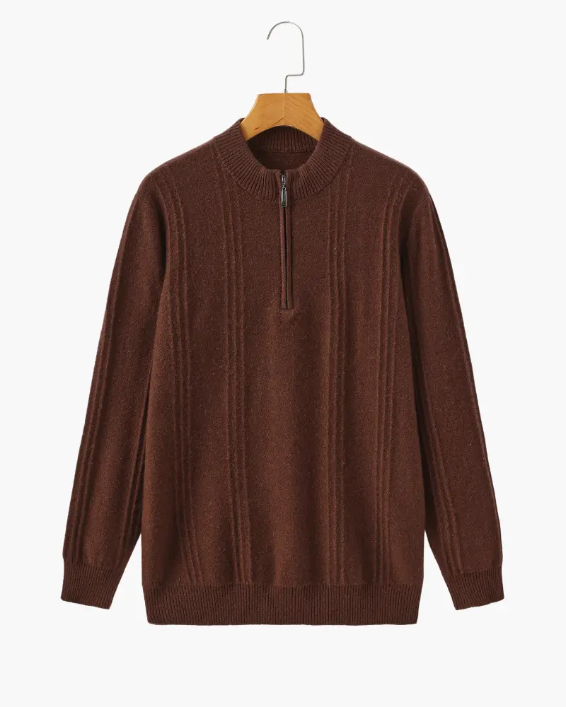 Pull en cachemire beige à col ras du cou avec demi-zip de la marque Old Money, texture côtelée et élégante.