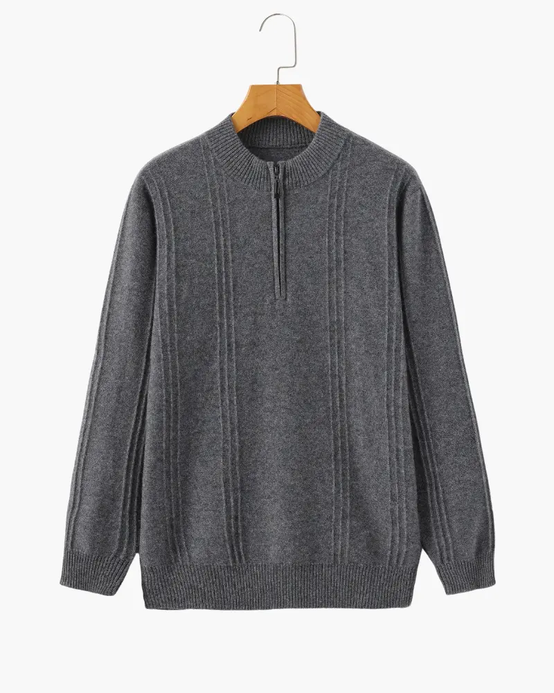 Pull en cachemire beige à col ras du cou avec zip demi-longueur, de la marque Old Money, en maille côtelée.