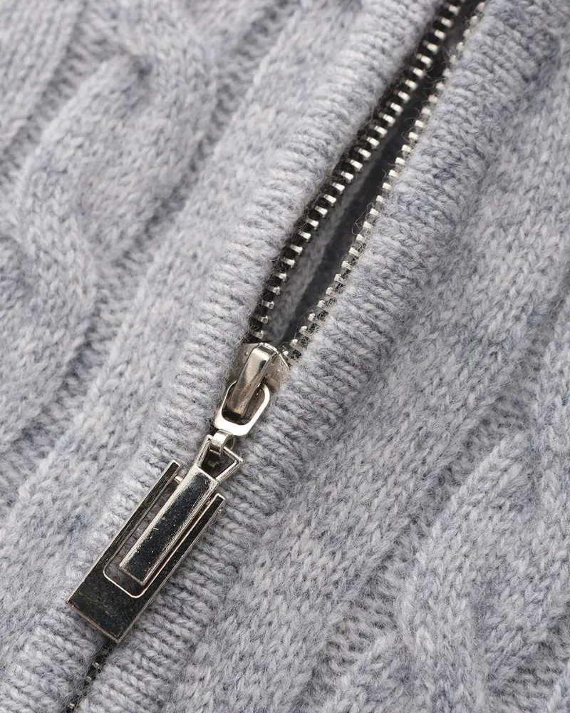 Pull en cachemire beige Old Money à mi-zip tissé, doux et élégant, pour un style chic et confortable.
