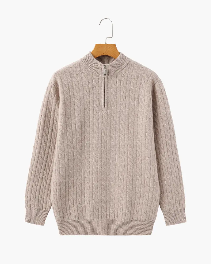 Pull en cachemire beige Old Money avec demi-zip en tissu tissé, doux et élégant, visible en gros plan.