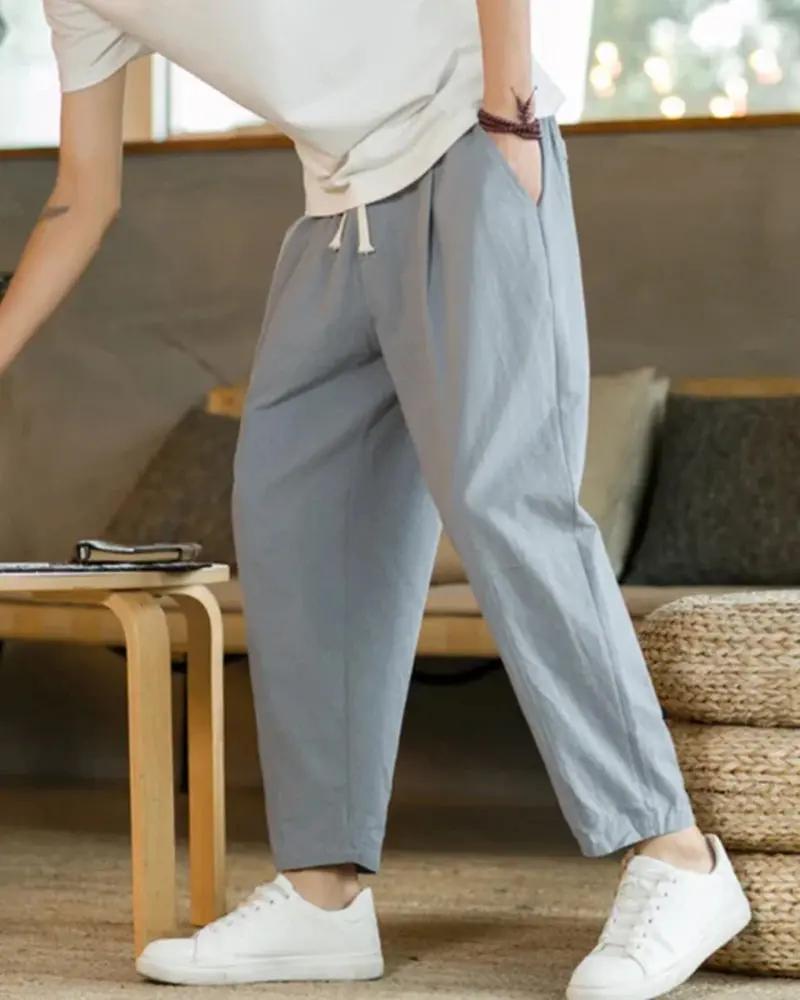 Pantalon en coton beige Old Money Cancun, coupe décontractée, tissu léger et confortable, porté sur un mannequin.