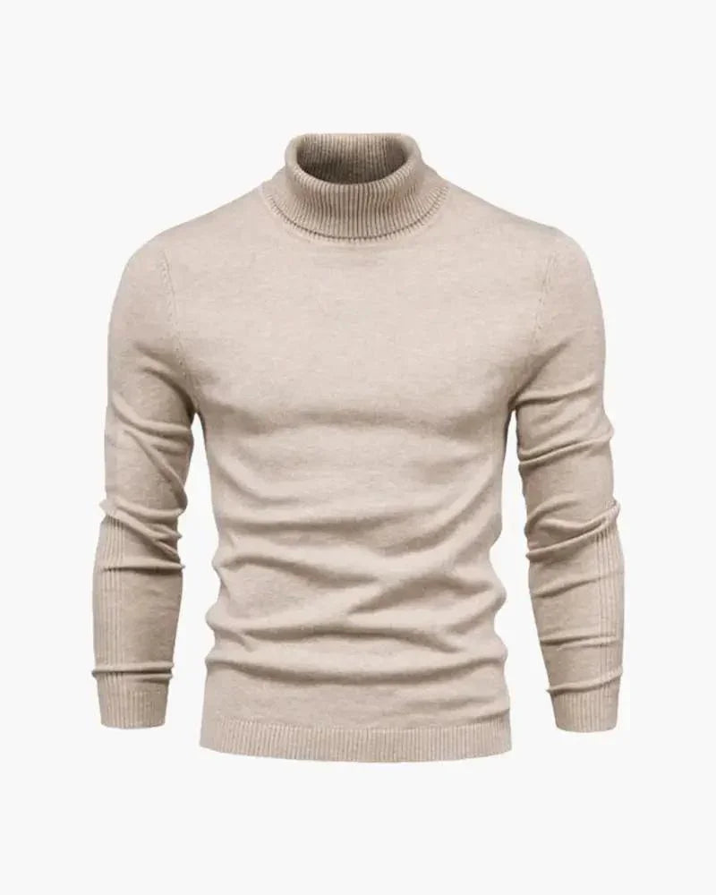 Pull en laine mérinos Gstaad de Old Money, beige, à col roulé, doux et chaud, visible en détail dans l'image.