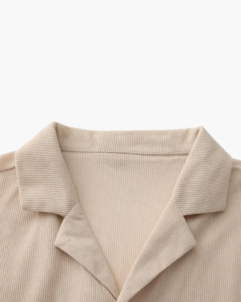 Ensemble de velours côtelé Riviera Beige de la marque Old Money, haut et pantalon élégants pour un look sophistiqué.