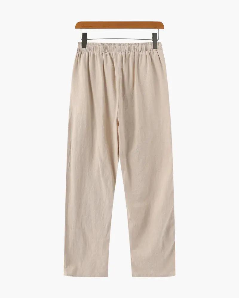 Pantalon en lin beige Zanzibar de la marque Old Money, avec coupe décontractée et ceinture à boucle.