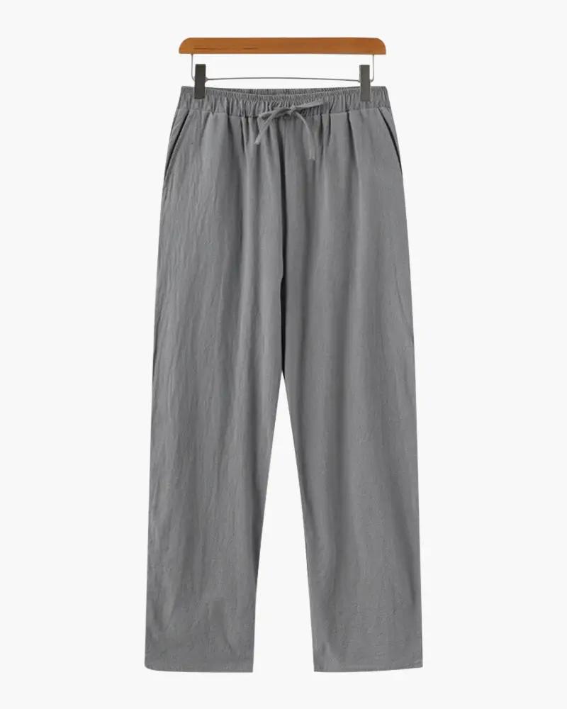 Pantalon en lin beige Zanzibar de la marque Old Money, coupe décontractée et tissu léger, porté sur un mannequin.