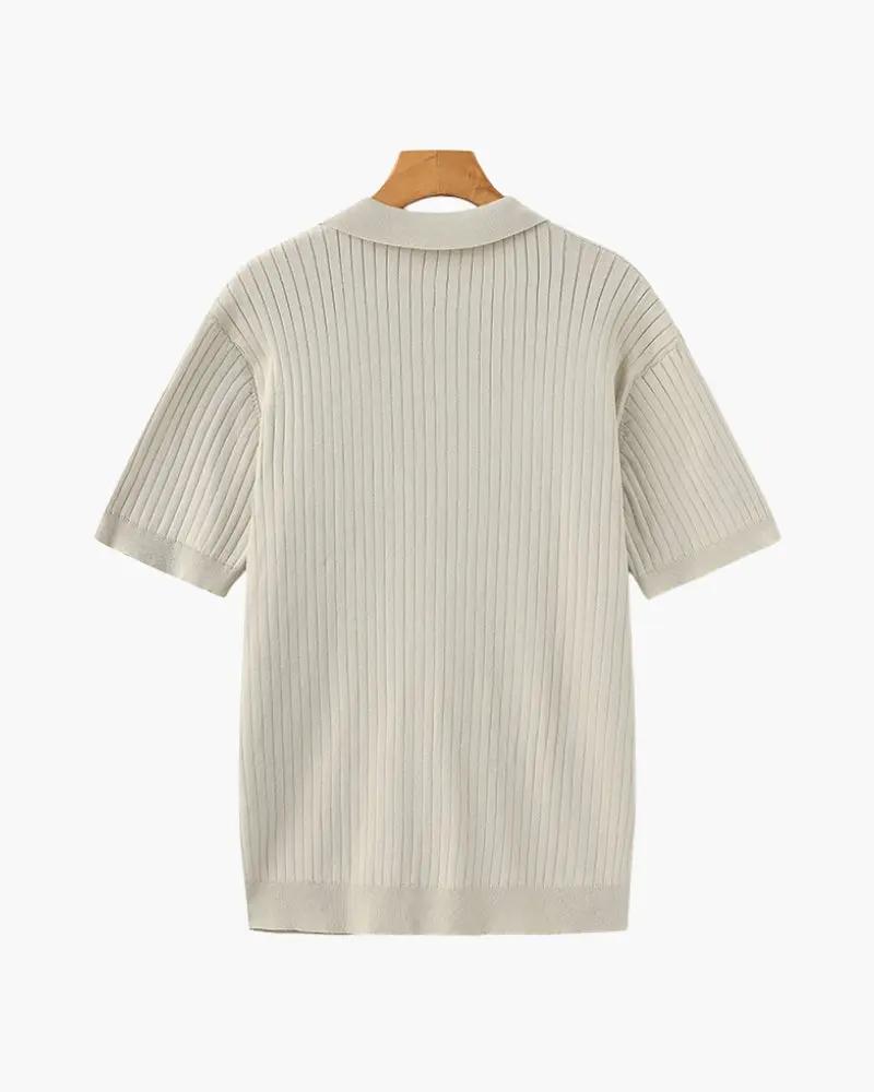 Polo en maille côtelée beige Old Money pour homme, col classique, ajusté, vue de face.