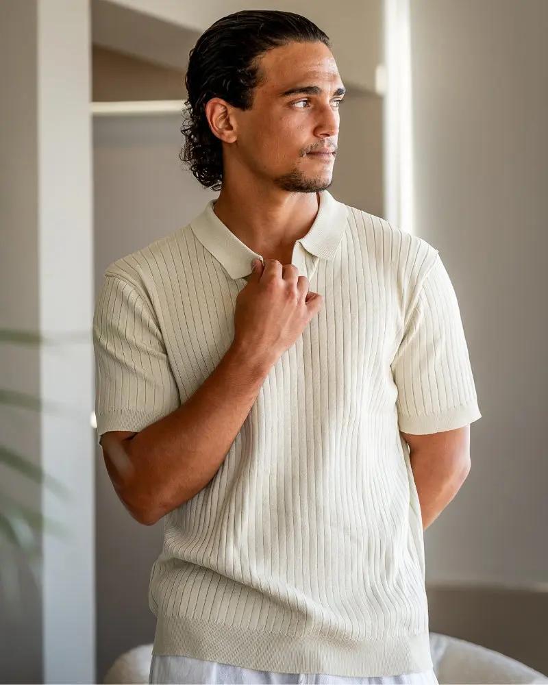 Polo en maille côtelée beige de haute qualité, marque Old Money, vue de face sur fond blanc.