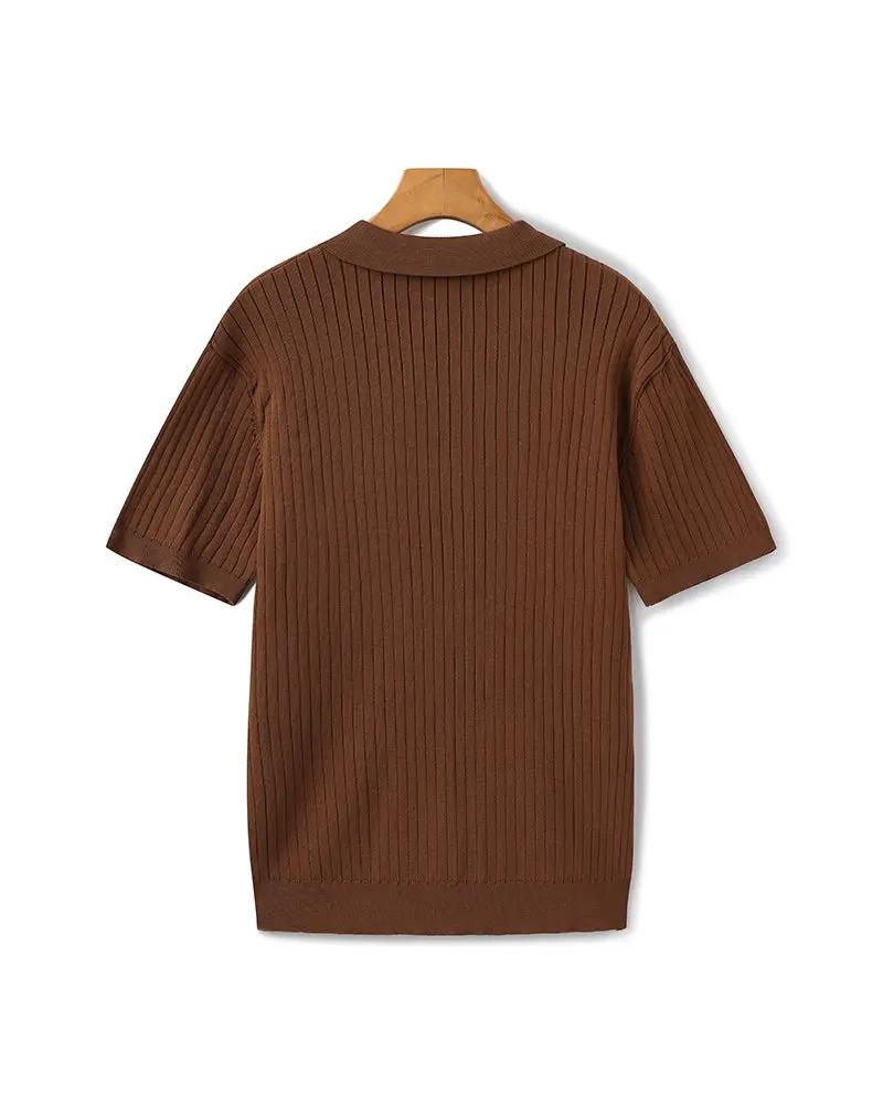 Polo en maille côtelée beige de marque Old Money, coupe ajustée pour homme, visible en gros plan sur fond neutre.