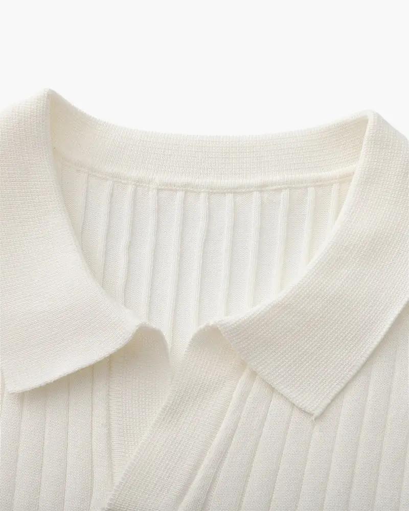 Polo côtelé beige de marque Old Money, coupe ajustée, porté sur un mannequin avec col et boutons visibles.